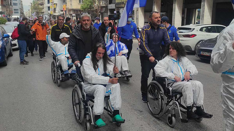 Πορεία υγειονομικών από το υπουργείο Υγείας προς τη Βουλή – Ένταση στο Σύνταγμα και χρήση χημικών